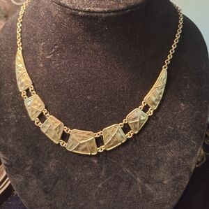 Elegant Gold Necklace Goldtone Book Chain Style.